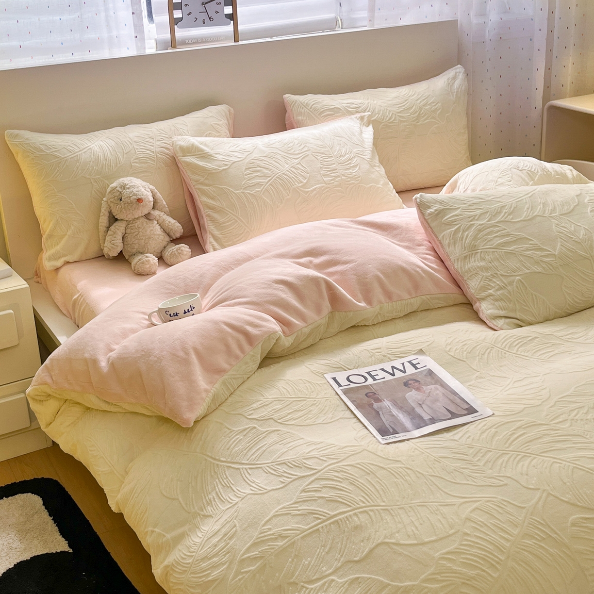 91家纺网 家纺一手货源 找家纺 如一 2025新款3D雕花牛奶绒四件套第三批 芭蕉叶-白粉