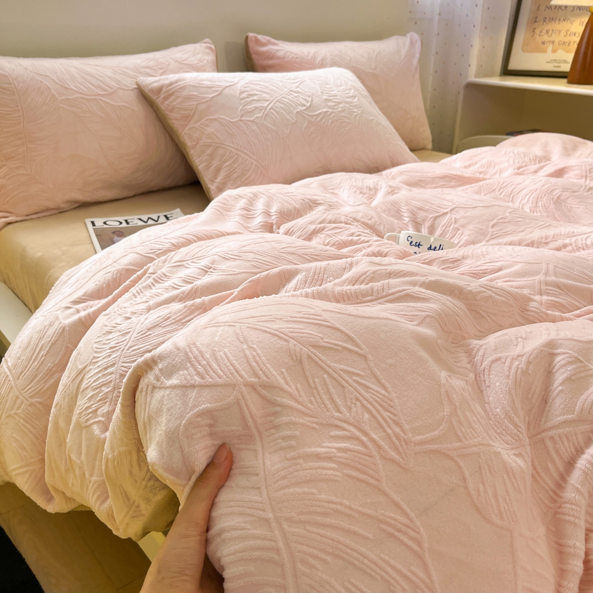 91家纺网 家纺一手货源 找家纺 如一 2025新款3D雕花牛奶绒四件套第三批 芭蕉叶-粉