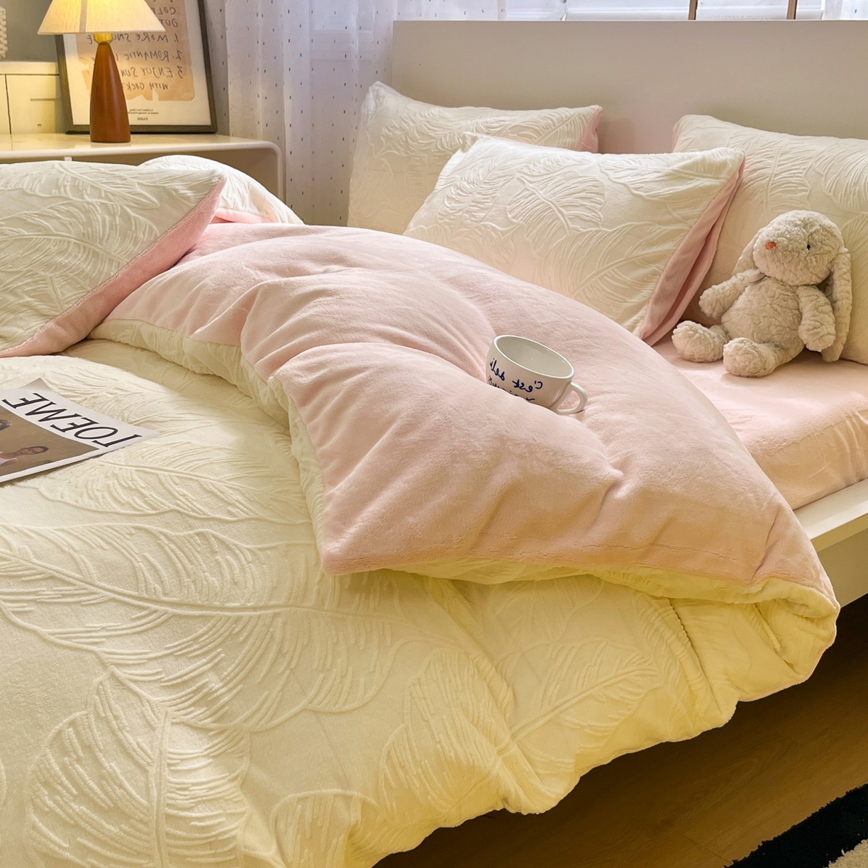 91家纺网 家纺一手货源 找家纺 如一 2025新款3D雕花牛奶绒四件套第三批 芭蕉叶-白粉