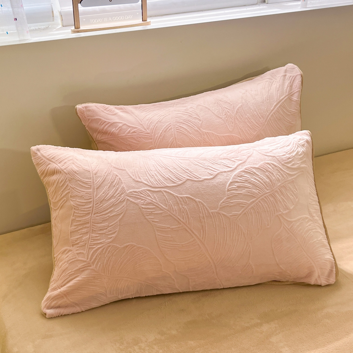 91家纺网 家纺一手货源 找家纺 如一 2025新款3D雕花牛奶绒四件套第三批 芭蕉叶-粉