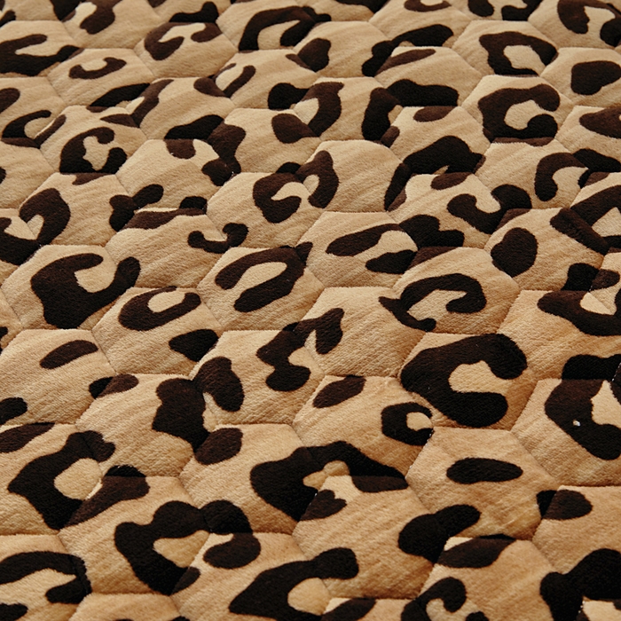 91家纺网 家纺一手货源 找家纺 情煊家纺 2025新款保暖牛奶绒夹棉床笠-花边款 豹纹