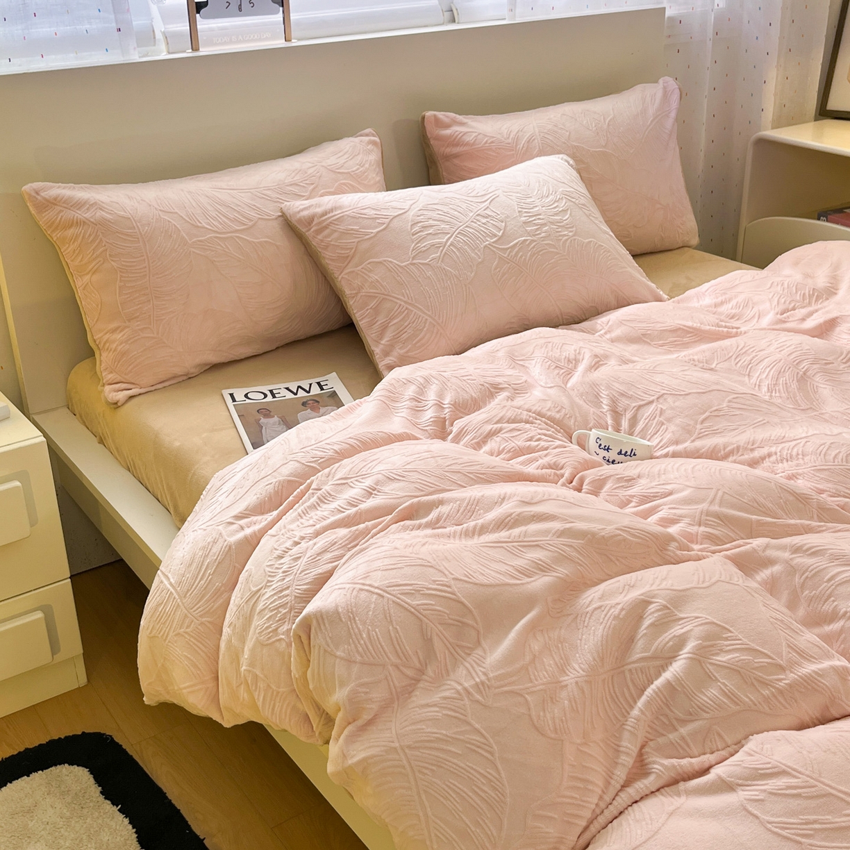 91家纺网 家纺一手货源 找家纺 如一 2025新款3D雕花牛奶绒四件套第三批 芭蕉叶-粉