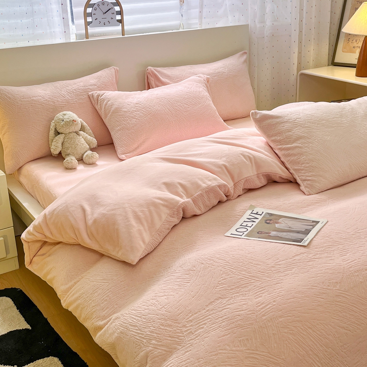 91家纺网 家纺一手货源 找家纺 如一 2025新款3D雕花牛奶绒四件套第三批 肌理纹-粉