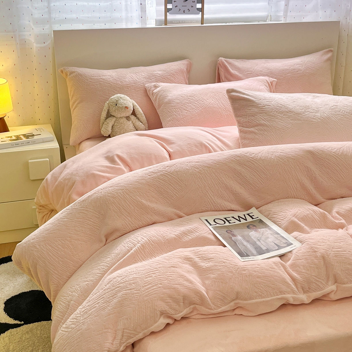 91家纺网 家纺一手货源 找家纺 如一 2025新款3D雕花牛奶绒四件套第三批 肌理纹-粉