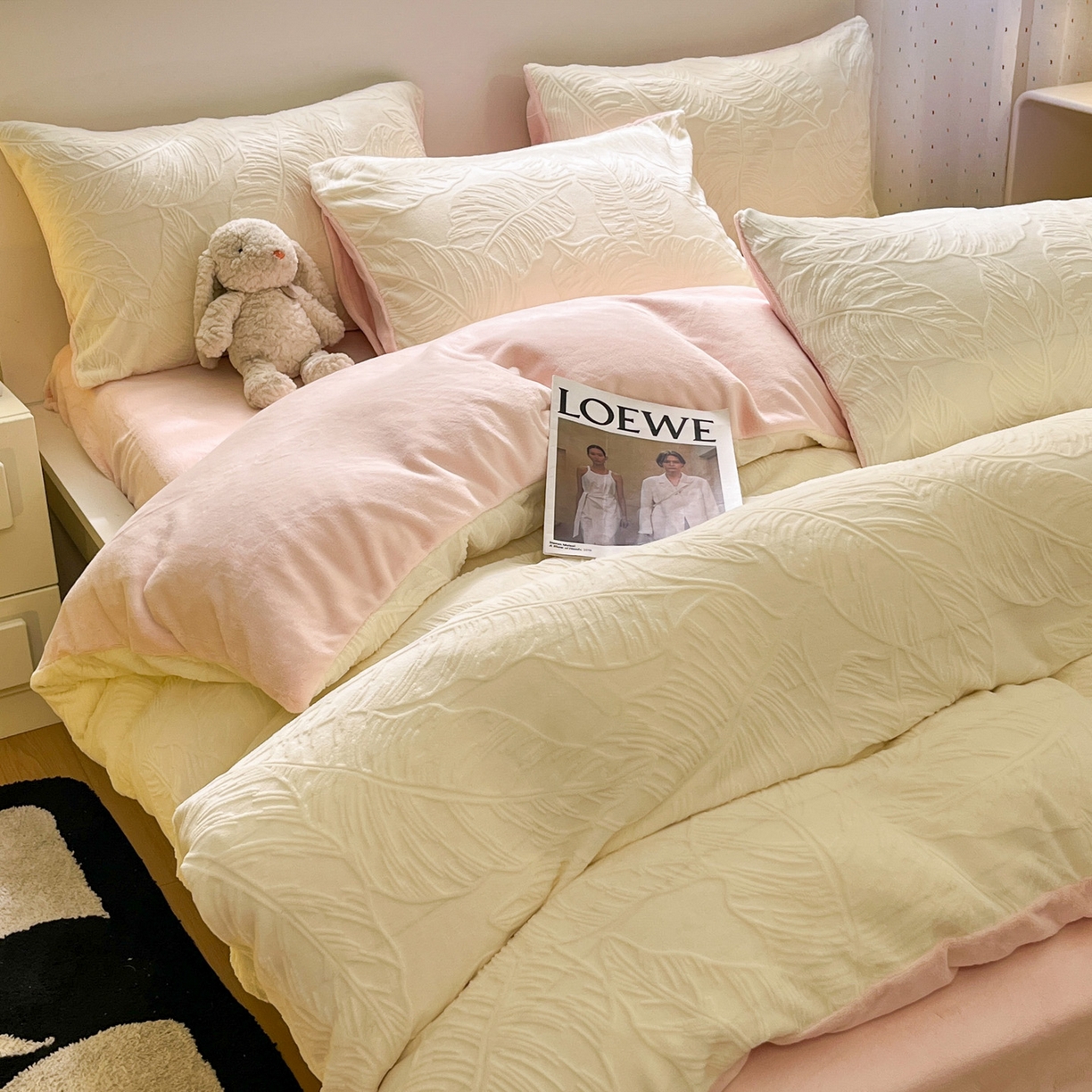 91家纺网 家纺一手货源 找家纺 如一 2025新款3D雕花牛奶绒四件套第三批 芭蕉叶-白粉