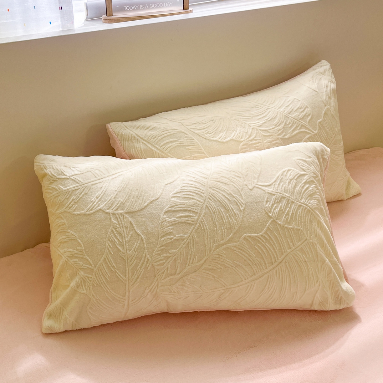 91家纺网 家纺一手货源 找家纺 如一 2025新款3D雕花牛奶绒四件套第三批 芭蕉叶-白粉