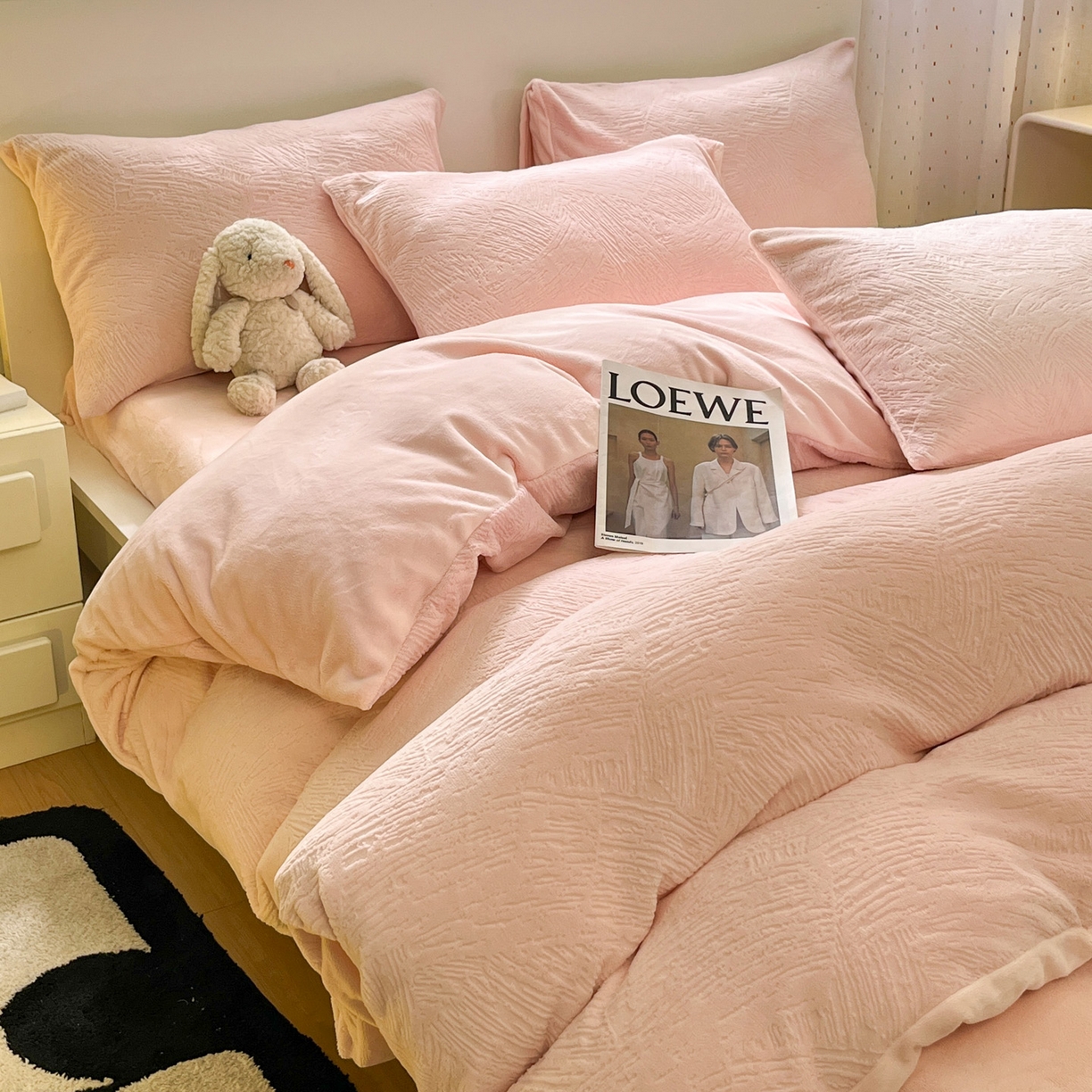 91家纺网 家纺一手货源 找家纺 如一 2025新款3D雕花牛奶绒四件套第三批 肌理纹-粉