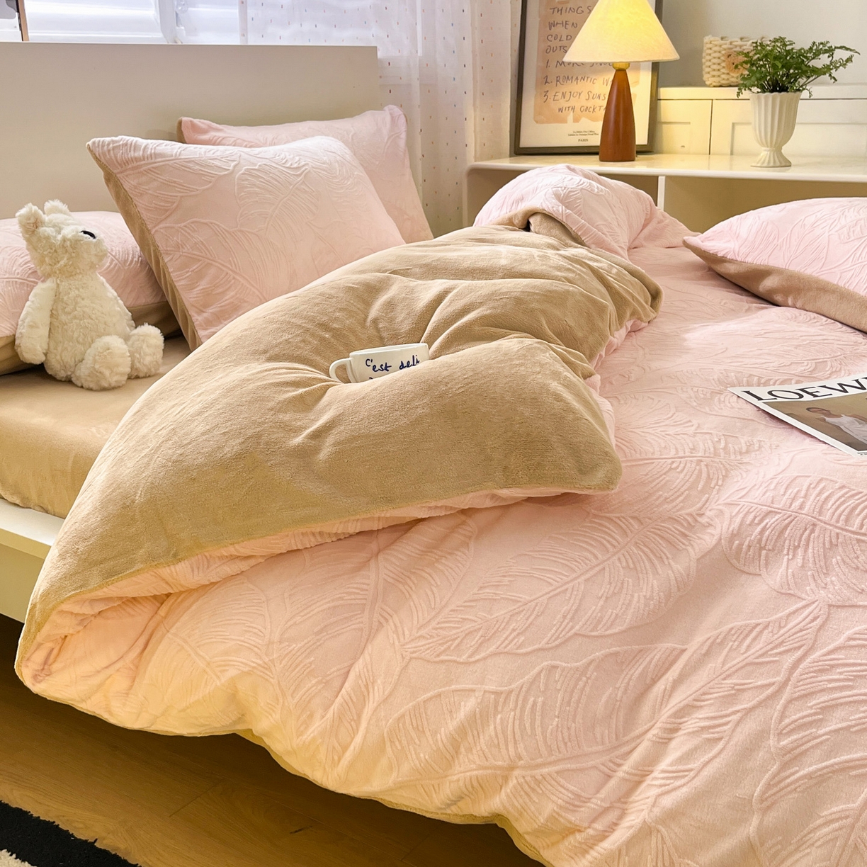 91家纺网 家纺一手货源 找家纺 如一 2025新款3D雕花牛奶绒四件套第三批 芭蕉叶-粉