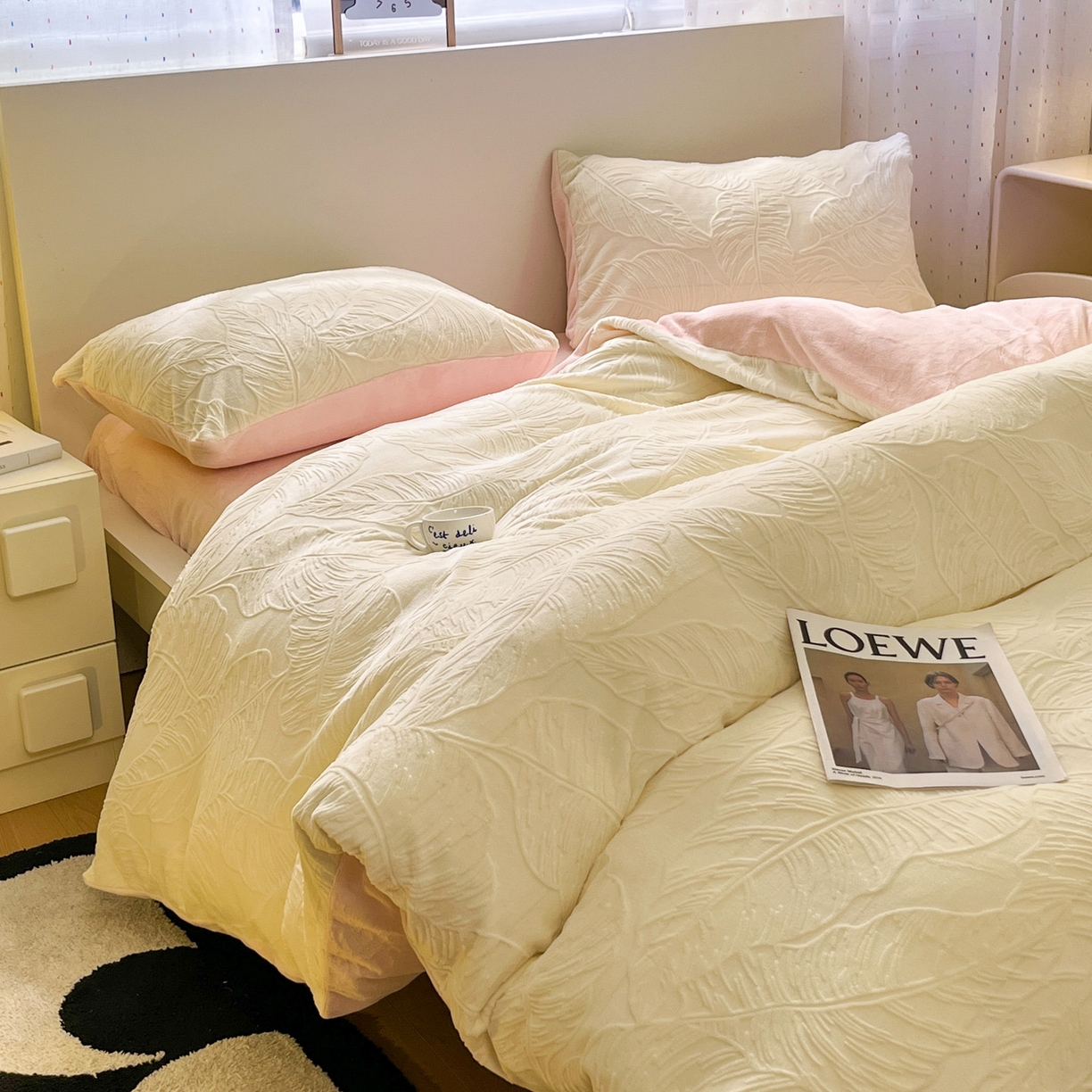 91家纺网 家纺一手货源 找家纺 如一 2025新款3D雕花牛奶绒四件套第三批 芭蕉叶-白粉