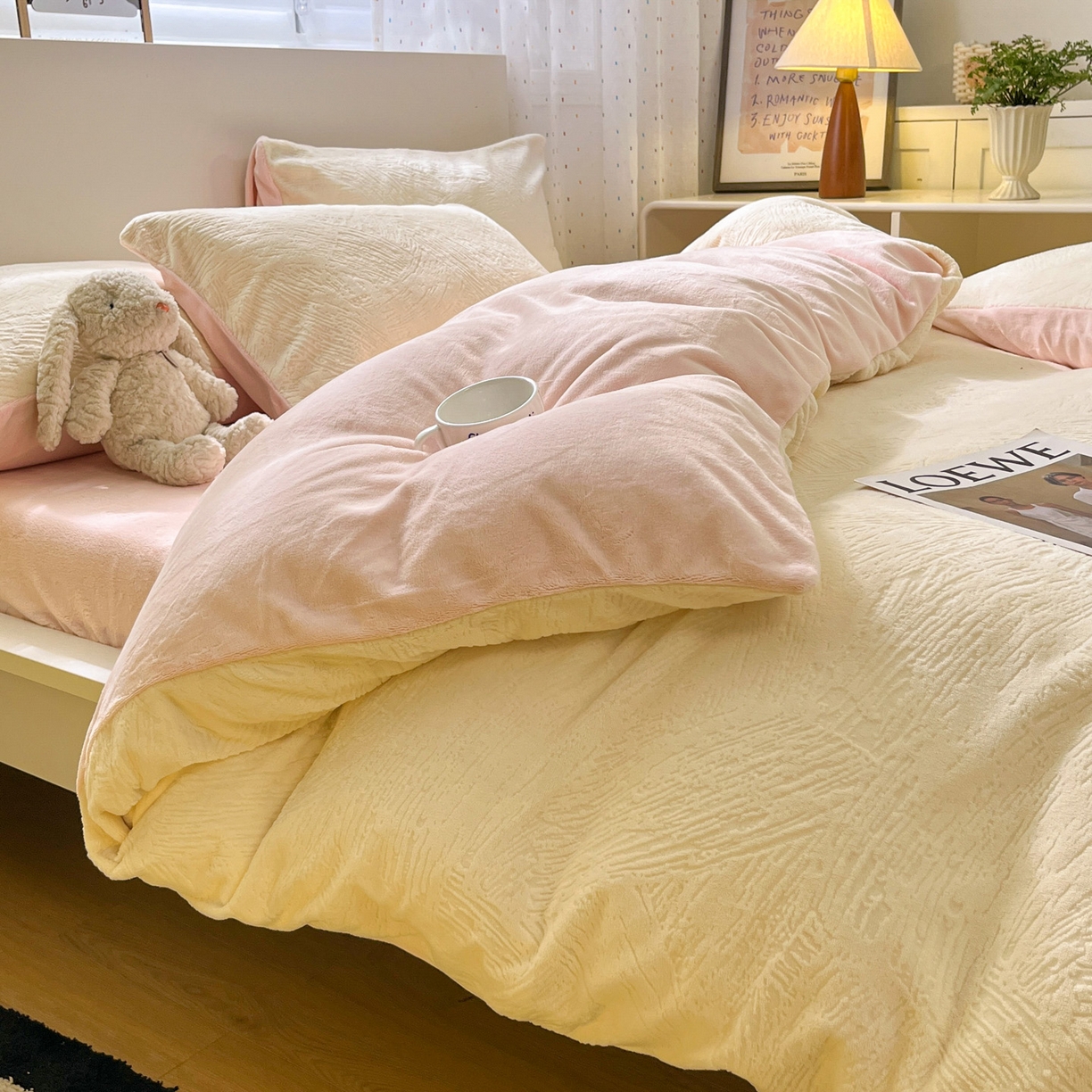 91家纺网 家纺一手货源 找家纺 如一 2025新款3D雕花牛奶绒四件套第三批 肌理纹-白粉