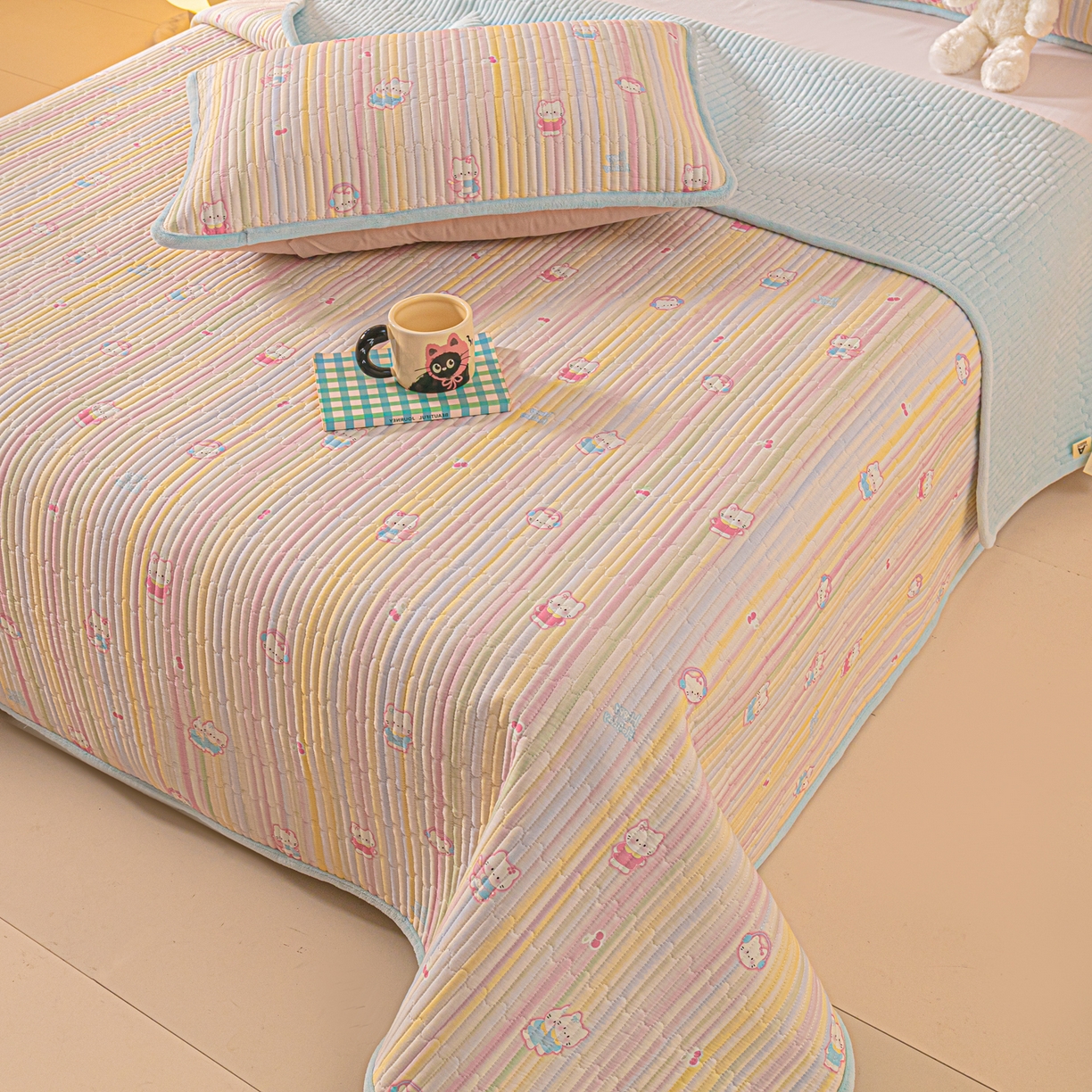 91家纺网 家纺一手货源 找家纺 恒尚居 2025新款全棉牛奶绒床盖四季可用纯棉夹棉床单床褥垫三件套-秋冬款系列一 彩虹猫【A纯棉-B牛奶绒】