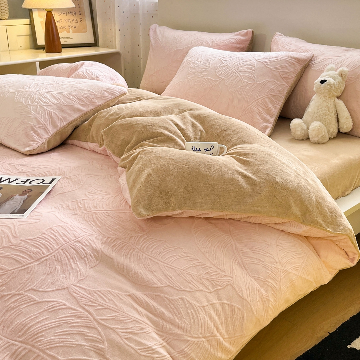 91家纺网 家纺一手货源 找家纺 如一 2025新款3D雕花牛奶绒四件套第三批 芭蕉叶-粉