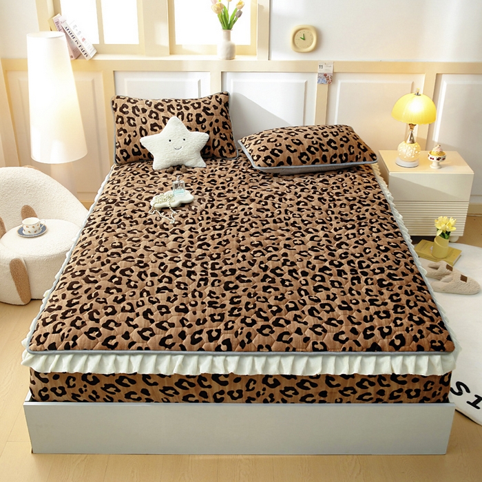 91家纺网 家纺一手货源 找家纺 情煊家纺 2025新款保暖牛奶绒夹棉床笠-花边款 豹纹