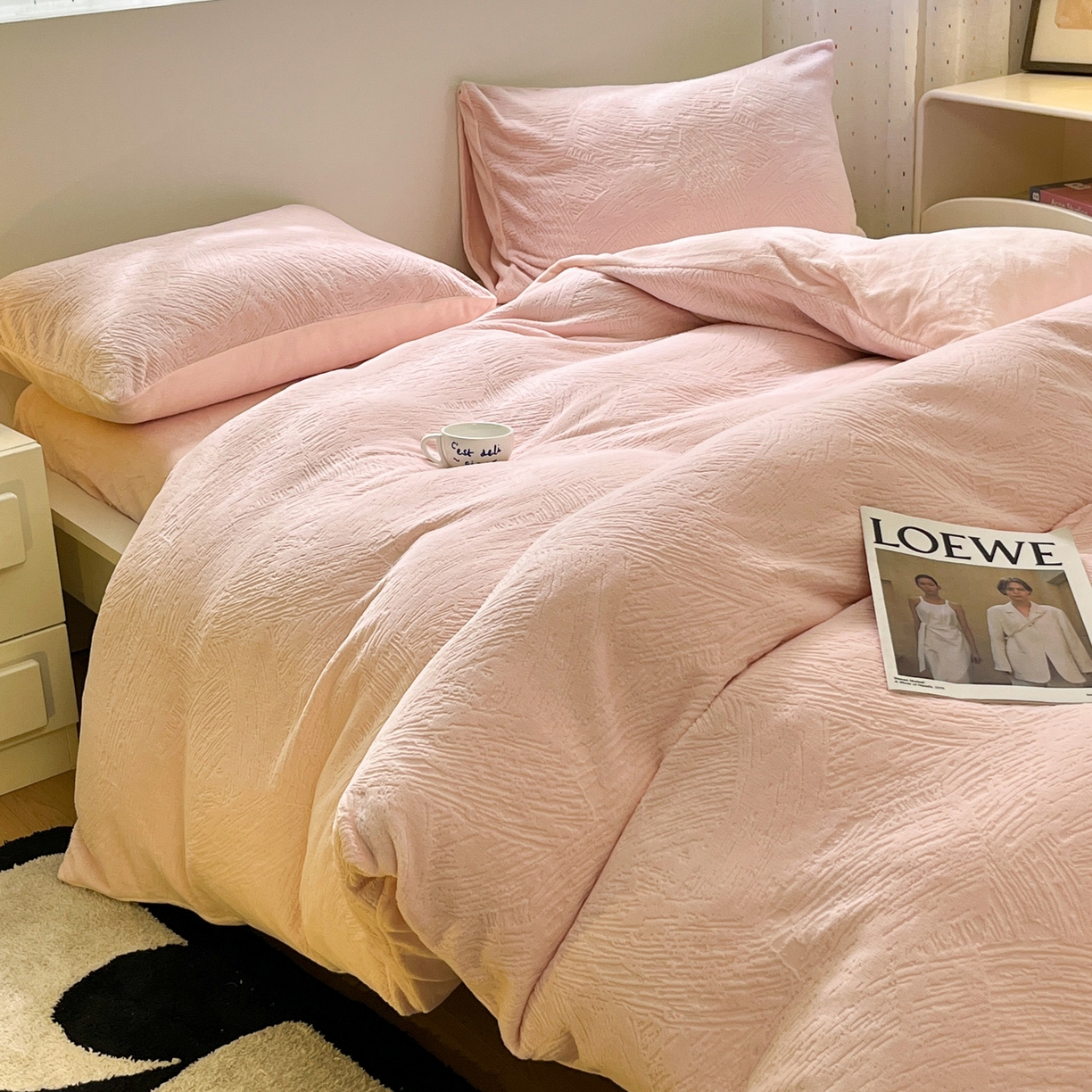 91家纺网 家纺一手货源 找家纺 如一 2025新款3D雕花牛奶绒四件套第三批 肌理纹-粉