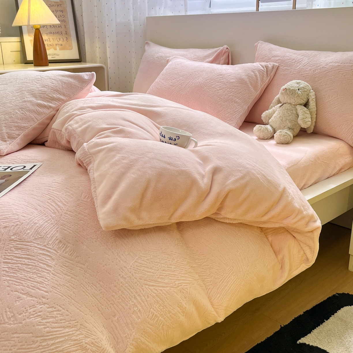 91家纺网 家纺一手货源 找家纺 如一 2025新款3D雕花牛奶绒四件套第三批 肌理纹-粉