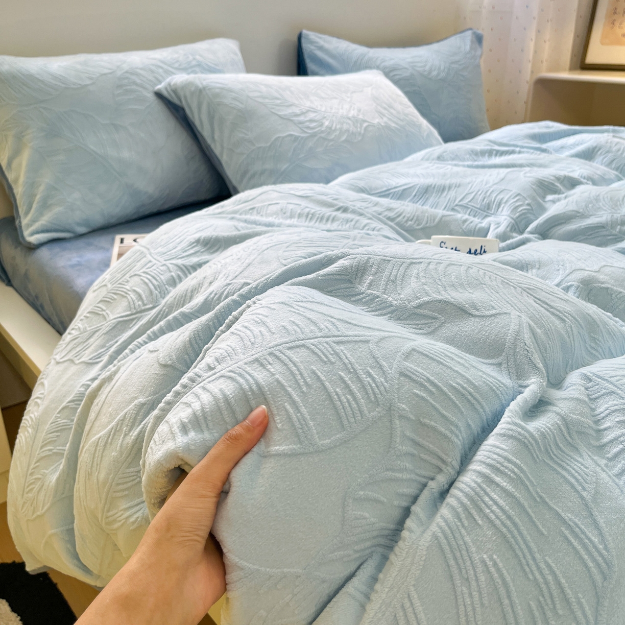 91家纺网 家纺一手货源 找家纺 如一 2025新款3D雕花牛奶绒四件套第三批 芭蕉叶-蓝