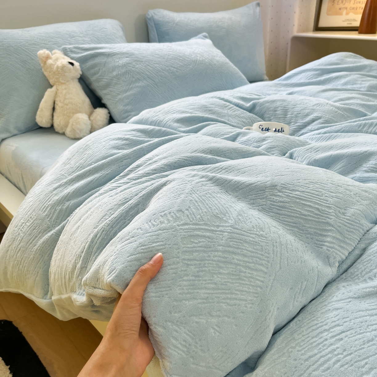 91家纺网 家纺一手货源 找家纺 如一 2025新款3D雕花牛奶绒四件套第三批 肌理纹-蓝