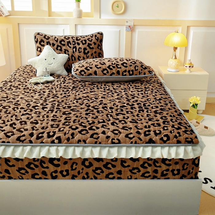 91家纺网 家纺一手货源 找家纺 情煊家纺 2025新款保暖牛奶绒夹棉床笠-花边款 豹纹