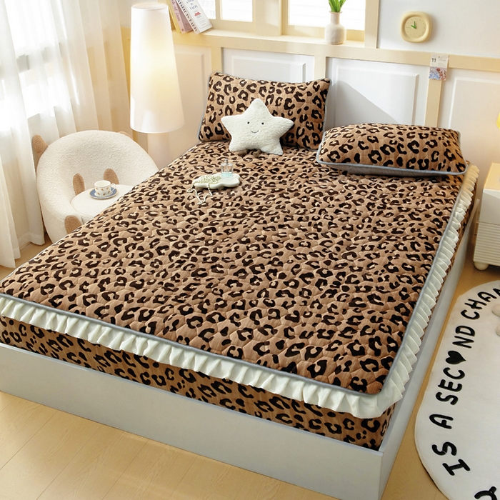 91家纺网 家纺一手货源 找家纺 情煊家纺 2025新款保暖牛奶绒夹棉床笠-花边款 豹纹