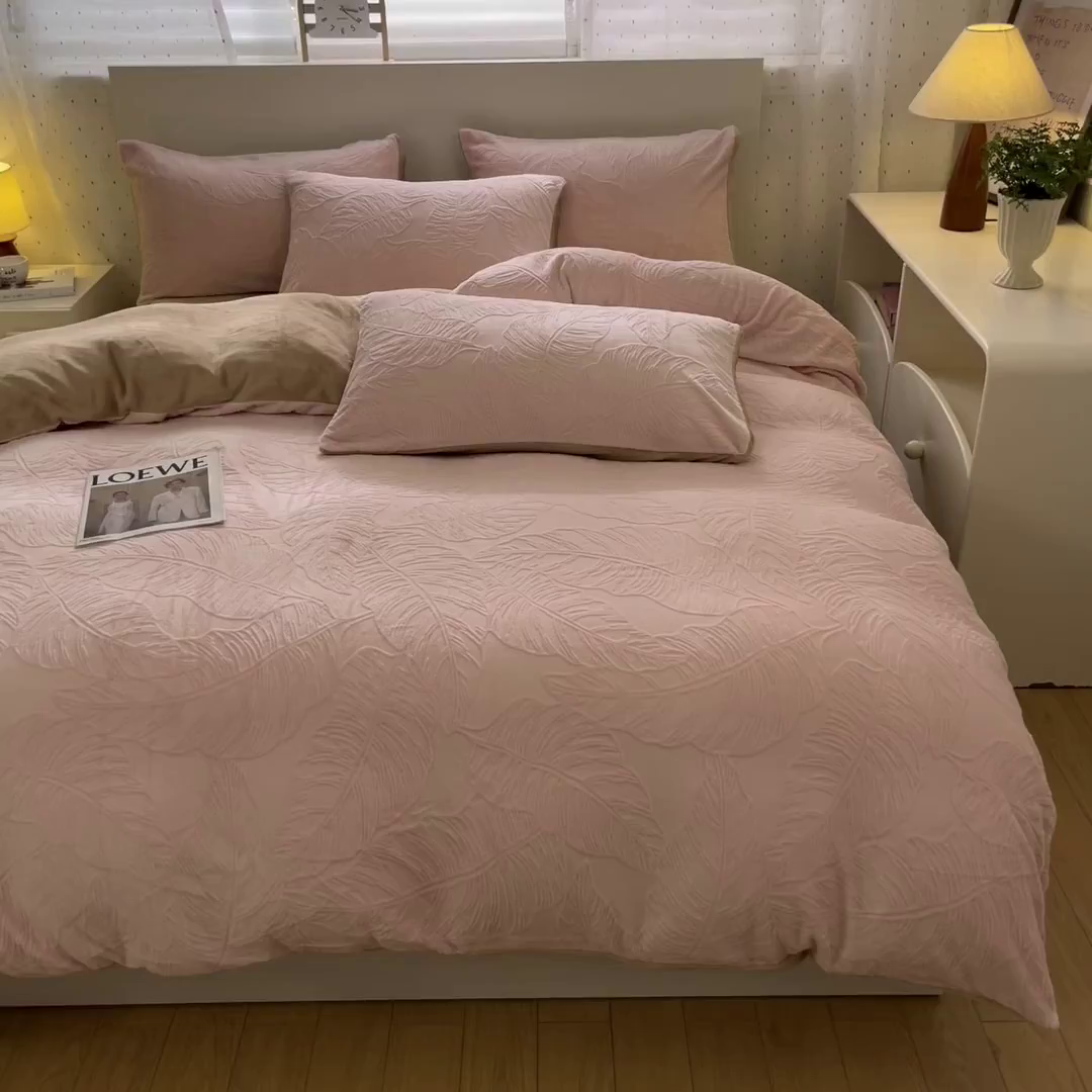 91家纺网 家纺一手货源 找家纺 如一 2025新款3D雕花牛奶绒四件套第三批 芭蕉叶-粉