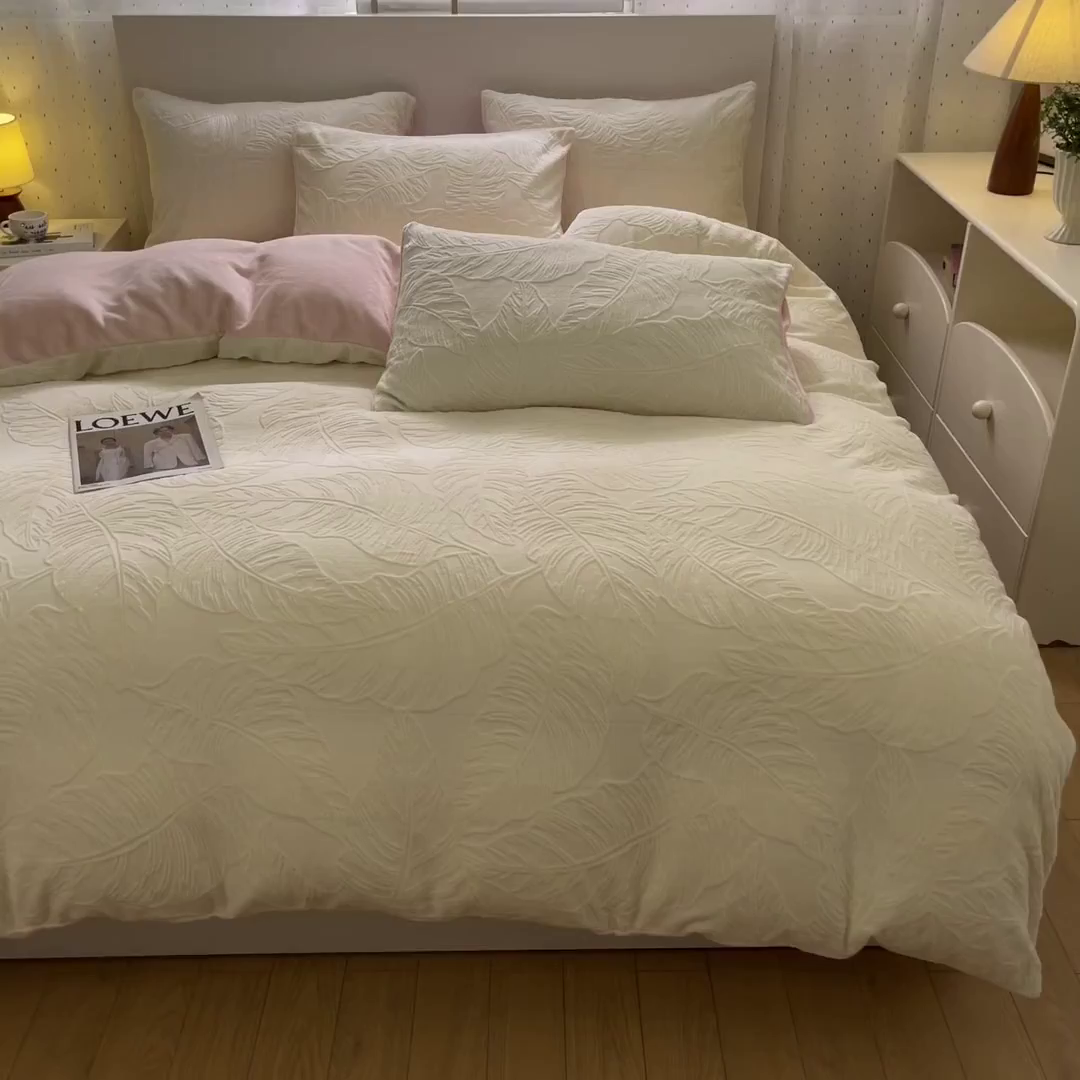 91家纺网 家纺一手货源 找家纺 如一 2025新款3D雕花牛奶绒四件套第三批 芭蕉叶-白粉