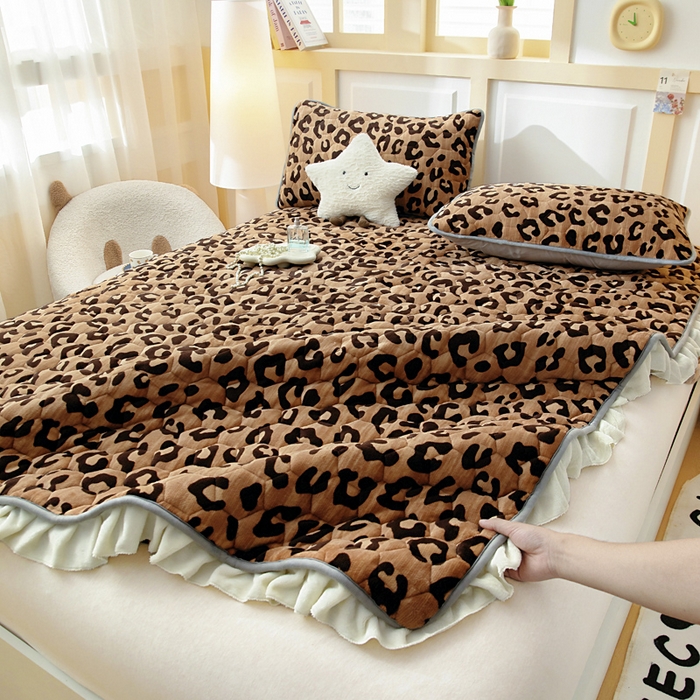 91家纺网 家纺一手货源 找家纺 情煊家纺 2025新款保暖牛奶绒夹棉床笠-花边款 豹纹