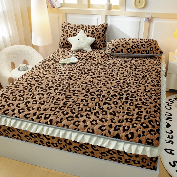 91家纺网 家纺一手货源 找家纺 情煊家纺 2025新款保暖牛奶绒夹棉床笠-花边款 豹纹