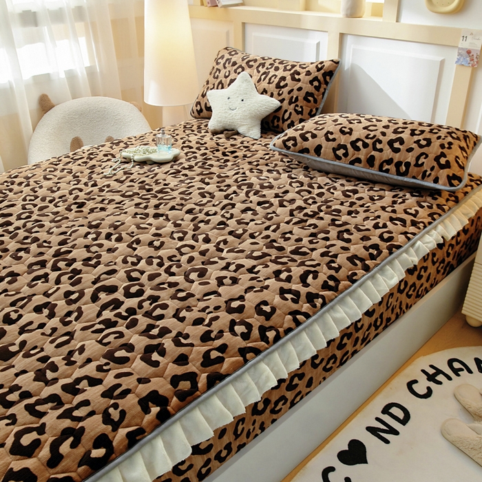 91家纺网 家纺一手货源 找家纺 情煊家纺 2025新款保暖牛奶绒夹棉床笠-花边款 豹纹