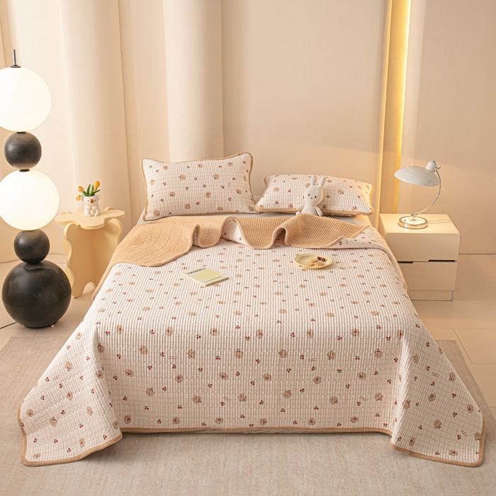 91家纺网 家纺一手货源 找家纺 恒尚居 2025新款全棉牛奶绒床盖四季可用纯棉夹棉床单床褥垫三件套-秋冬款系列一 樱桃小熊【A纯棉-B牛奶绒】