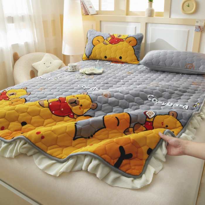 91家纺网 家纺一手货源 找家纺 情煊家纺 2025新款保暖牛奶绒夹棉床笠-花边款 大力熊