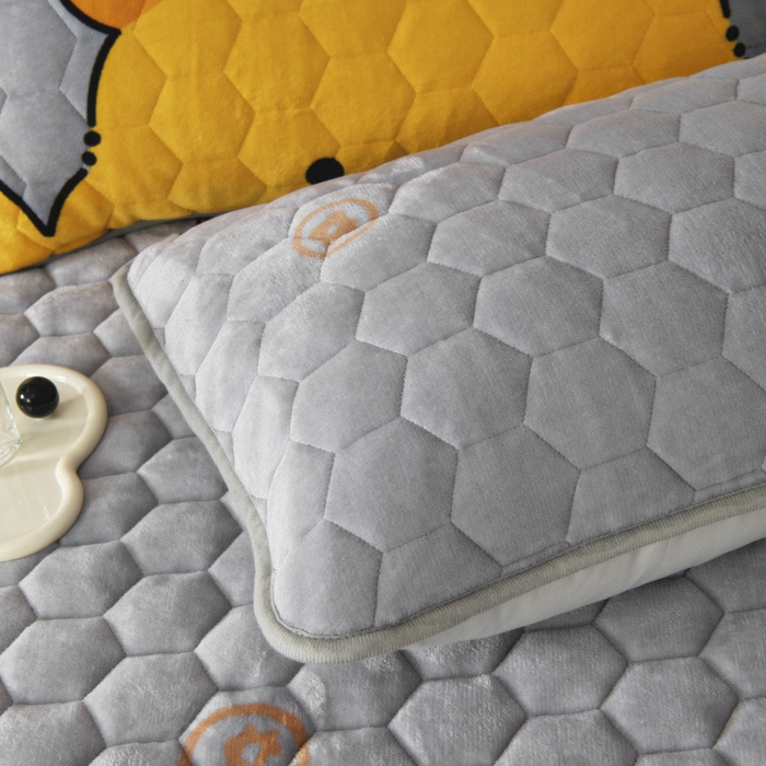 91家纺网 家纺一手货源 找家纺 情煊家纺 2025新款保暖牛奶绒夹棉床笠-花边款 大力熊