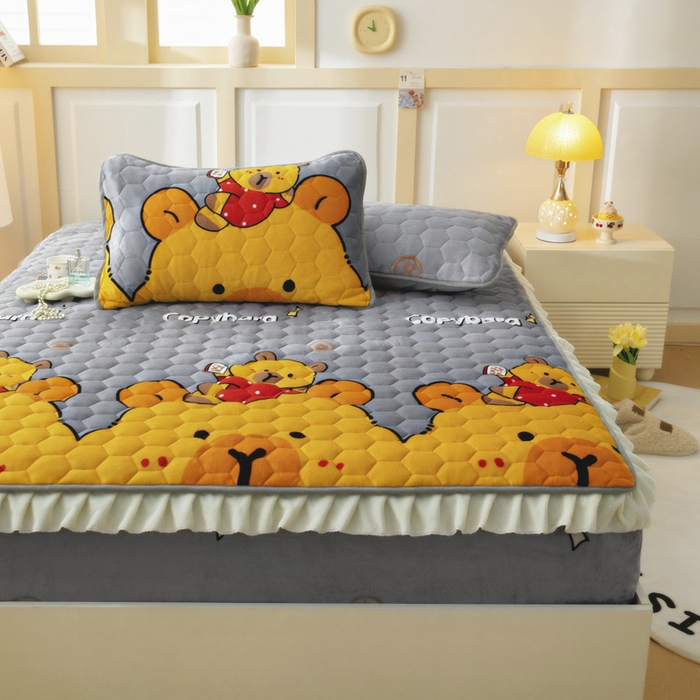 91家纺网 家纺一手货源 找家纺 情煊家纺 2025新款保暖牛奶绒夹棉床笠-花边款 大力熊