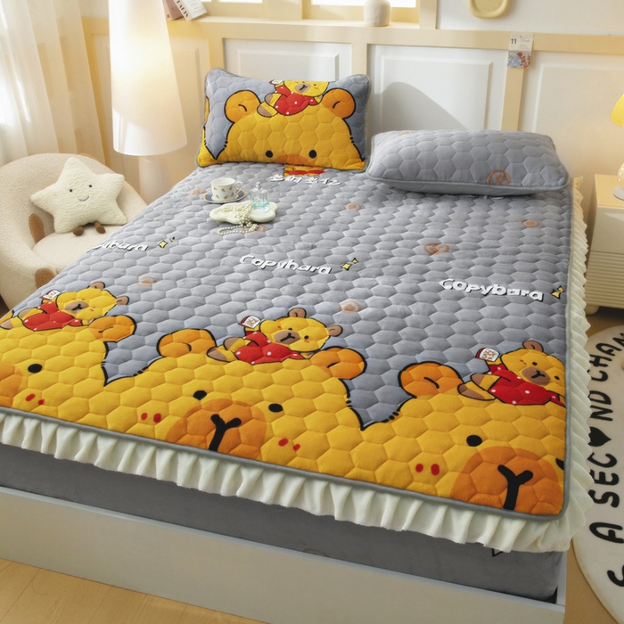 91家纺网 家纺一手货源 找家纺 情煊家纺 2025新款保暖牛奶绒夹棉床笠-花边款 大力熊