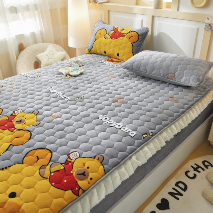 91家纺网 家纺一手货源 找家纺 情煊家纺 2025新款保暖牛奶绒夹棉床笠-花边款 大力熊