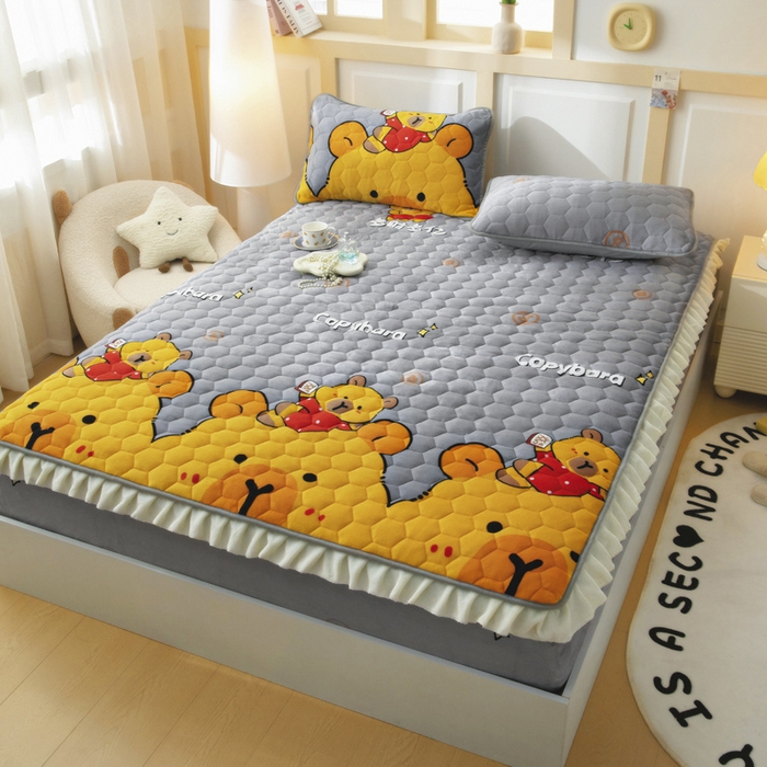 91家纺网 家纺一手货源 找家纺 情煊家纺 2025新款保暖牛奶绒夹棉床笠-花边款 大力熊