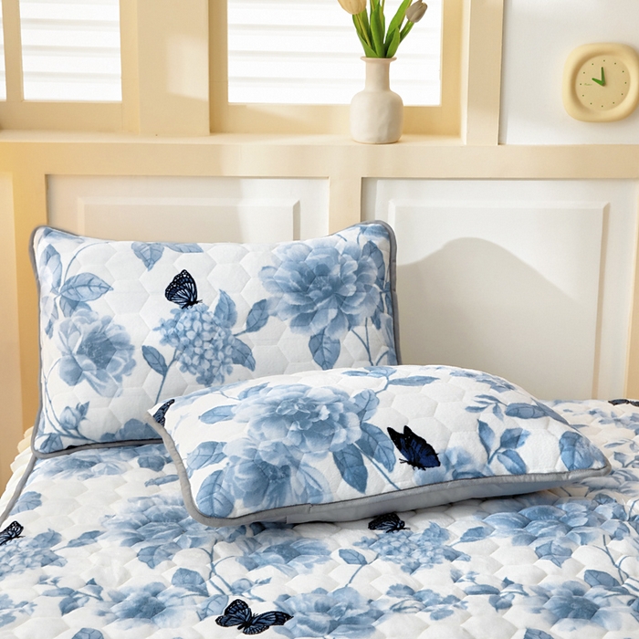 91家纺网 家纺一手货源 找家纺 情煊家纺 2025新款保暖牛奶绒夹棉床笠-花边款 蝶恋