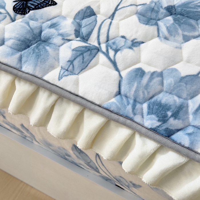 91家纺网 家纺一手货源 找家纺 情煊家纺 2025新款保暖牛奶绒夹棉床笠-花边款 蝶恋