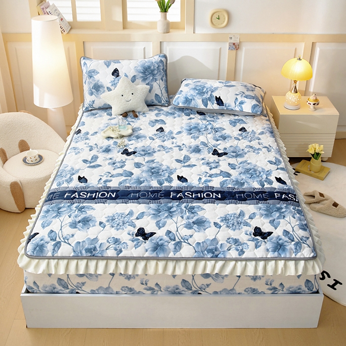 91家纺网 家纺一手货源 找家纺 情煊家纺 2025新款保暖牛奶绒夹棉床笠-花边款 蝶恋