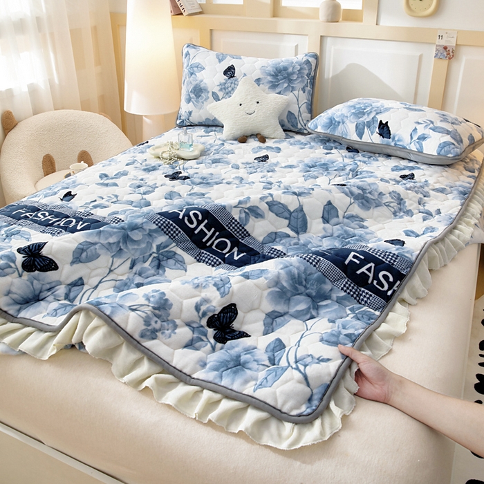 91家纺网 家纺一手货源 找家纺 情煊家纺 2025新款保暖牛奶绒夹棉床笠-花边款 蝶恋