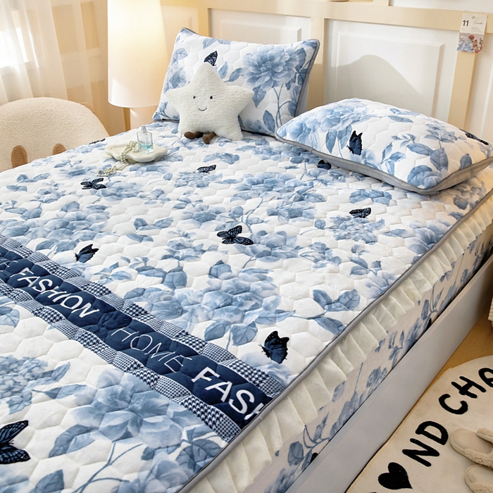 91家纺网 家纺一手货源 找家纺 情煊家纺 2025新款保暖牛奶绒夹棉床笠-花边款 蝶恋