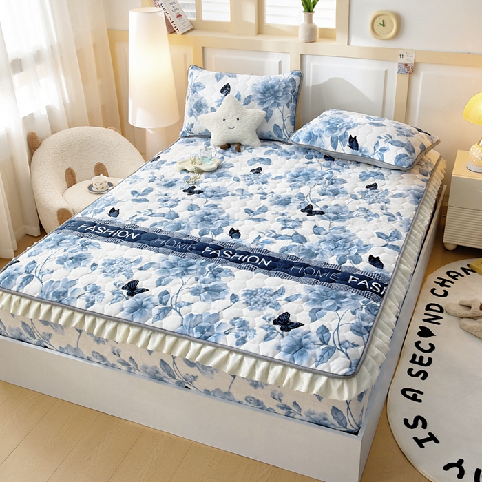 91家纺网 家纺一手货源 找家纺 情煊家纺 2025新款保暖牛奶绒夹棉床笠-花边款 蝶恋