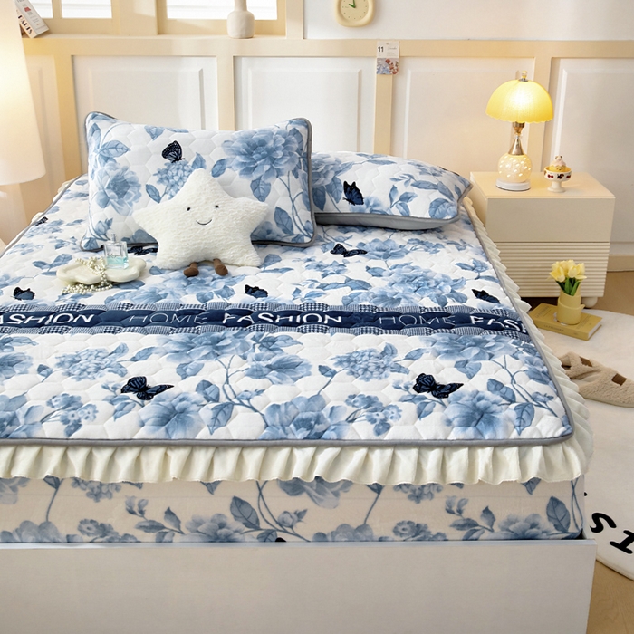 91家纺网 家纺一手货源 找家纺 情煊家纺 2025新款保暖牛奶绒夹棉床笠-花边款 蝶恋