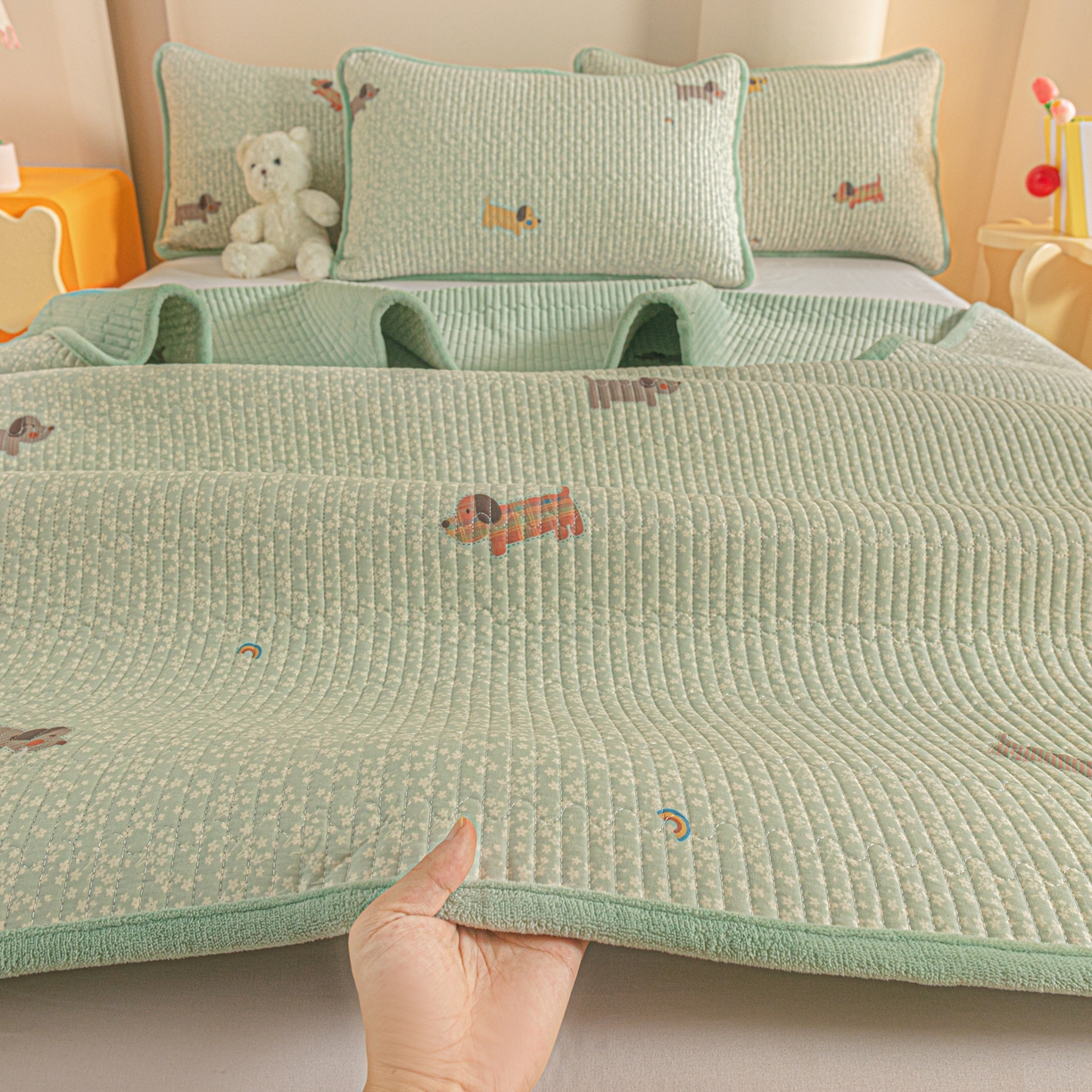 91家纺网 家纺一手货源 找家纺 恒尚居 2025新款全棉牛奶绒床盖四季可用纯棉夹棉床单床褥垫三件套-秋冬款系列一 布丁狗【A纯棉-B牛奶绒】