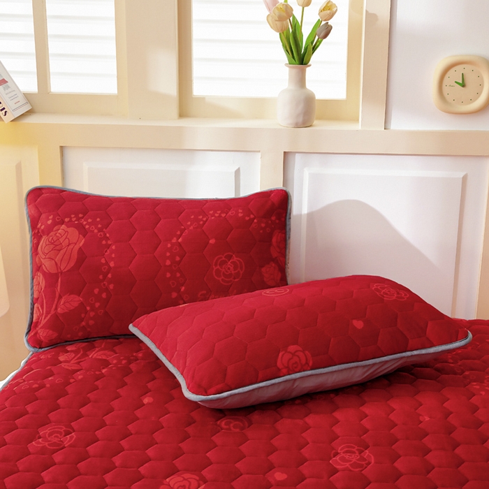 91家纺网 家纺一手货源 找家纺 情煊家纺 2025新款保暖牛奶绒夹棉床笠-花边款 红玫瑰