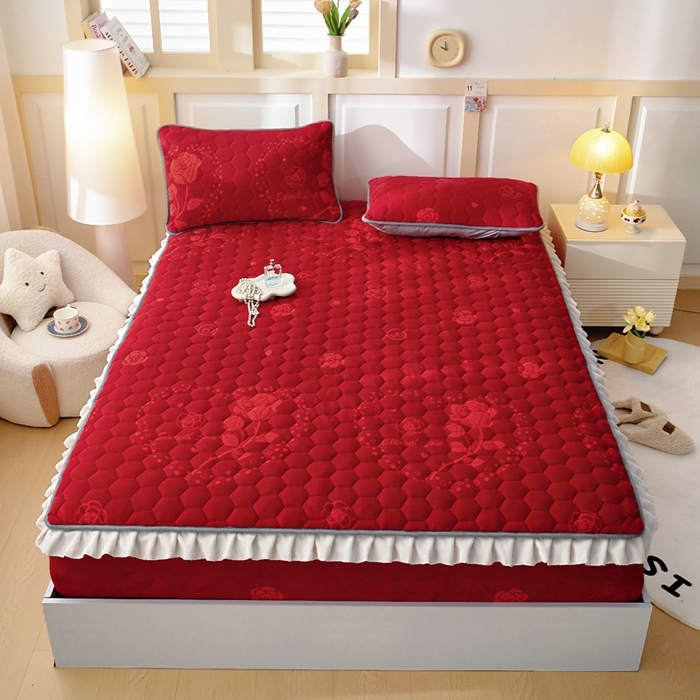 91家纺网 家纺一手货源 找家纺 情煊家纺 2025新款保暖牛奶绒夹棉床笠-花边款 红玫瑰