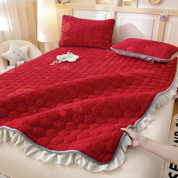 91家纺网 家纺一手货源 找家纺 情煊家纺 2025新款保暖牛奶绒夹棉床笠-花边款 红玫瑰