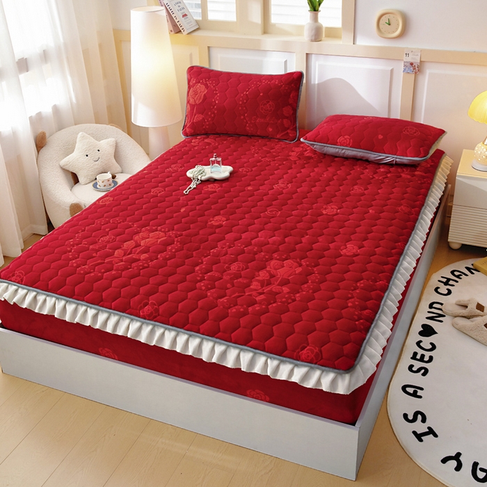 91家纺网 家纺一手货源 找家纺 情煊家纺 2025新款保暖牛奶绒夹棉床笠-花边款 红玫瑰