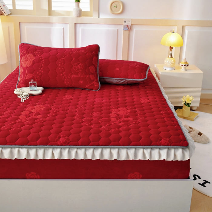 91家纺网 家纺一手货源 找家纺 情煊家纺 2025新款保暖牛奶绒夹棉床笠-花边款 红玫瑰