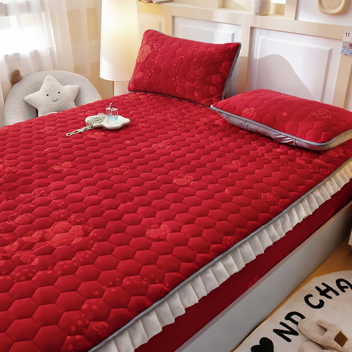 91家纺网 家纺一手货源 找家纺 情煊家纺 2025新款保暖牛奶绒夹棉床笠-花边款 红玫瑰