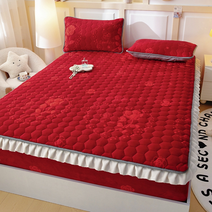 91家纺网 家纺一手货源 找家纺 情煊家纺 2025新款保暖牛奶绒夹棉床笠-花边款 红玫瑰